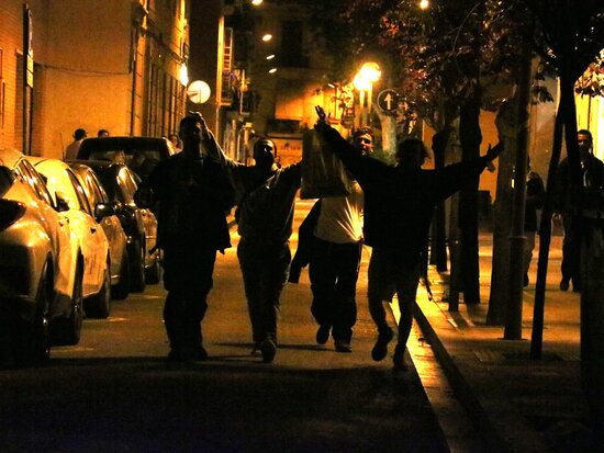 A group of people in Barcelona celebrating the end of the first curfew on May 9, 2021 (by Sílvia Jardí)